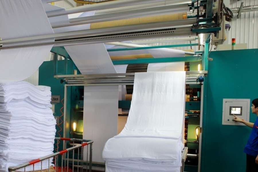 Производства текстильная продукция. Текстильное производство. Отделка ткани на производстве. Фабрика ткани. Ткацкий цех.